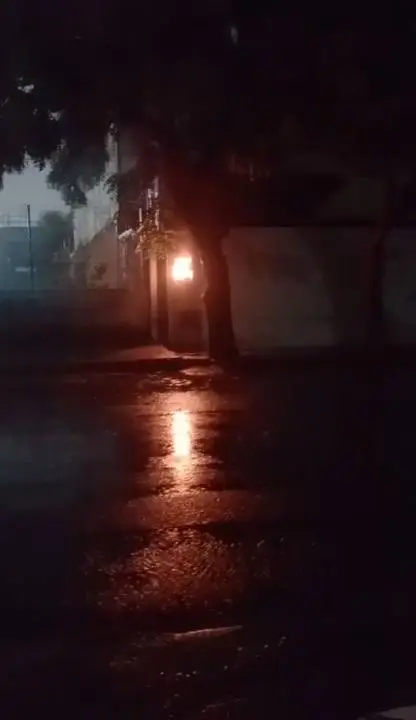 Registro de energia pega fogo durante temporal em Fortaleza e assusta moradores