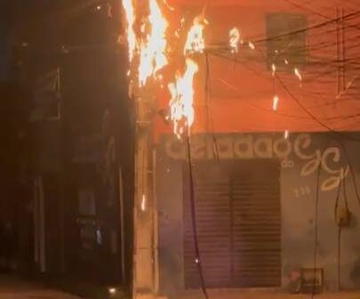 Transformador instalado em poste pega fogo e atinge fiação no bairro Alto da Paz