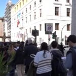 Peregrinos percorrem Via della Conciliazione rumo à Porta Santa na Basílica de São Pedro