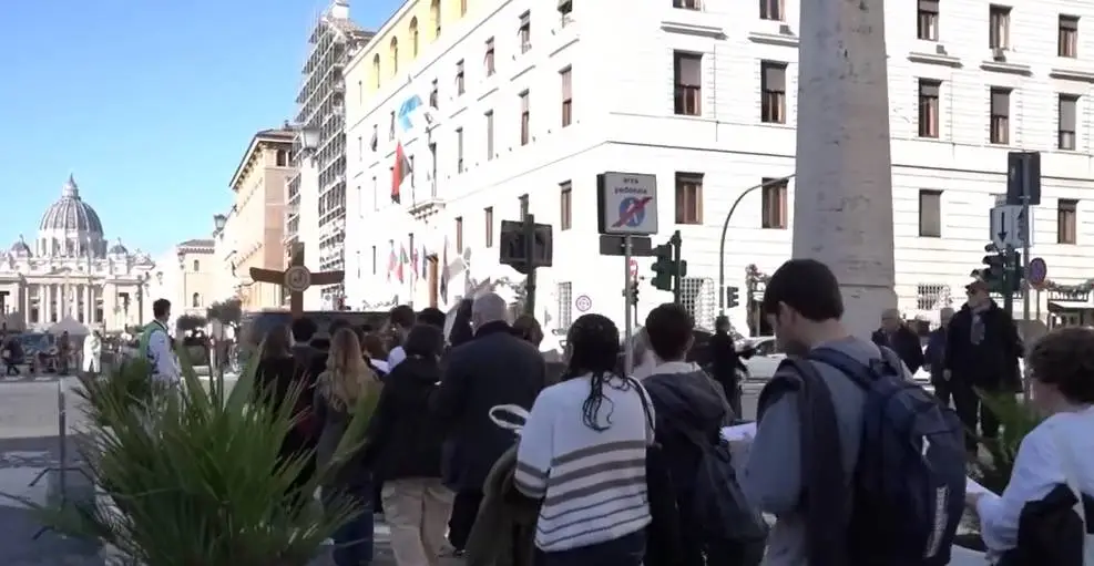 Peregrinos percorrem Via della Conciliazione rumo à Porta Santa na Basílica de São Pedro