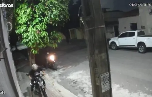 Bicicleta é furtada em invasião a terreno de gráfica: câmeras registram ação do criminoso