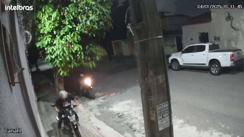 Bicicleta é furtada em invasião a terreno de gráfica: câmeras registram ação do criminoso