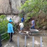 Deslizamento de terra interdita principal acesso à passarela do Açude Cedro, em Quixadá