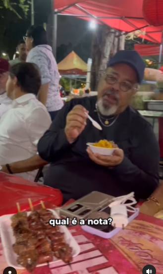 Evandro Leitão leva Jorge Aragão para comer tradicional pratinho da Cidade 2000