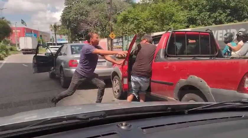 Discussão no trânsito termina em confusão e intervenção policial em Fortaleza