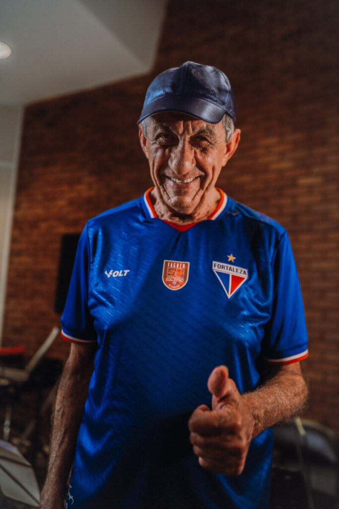 Fortaleza lança camisa da Copa do Nordeste em homenagem aos 50 anos de carreira do cantor Fagner