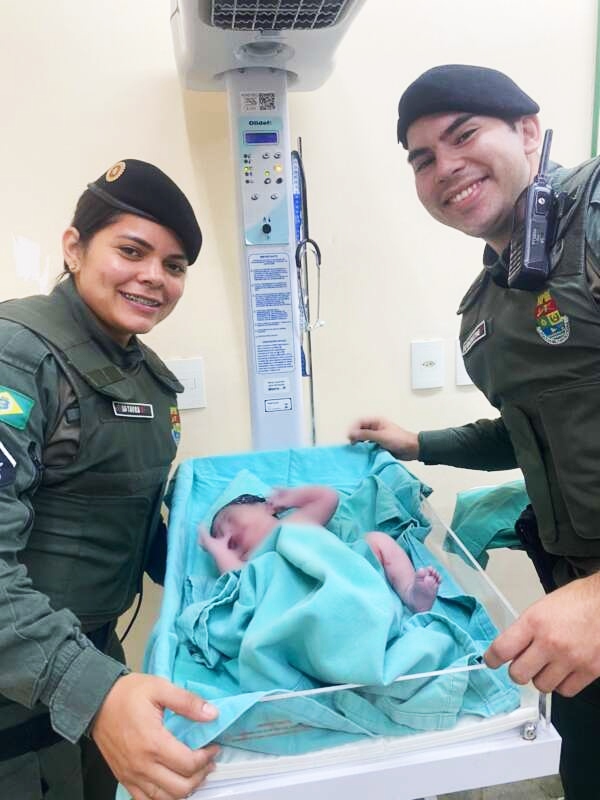 Mulher dá à luz com ajuda de policiais militares em Maracanaú