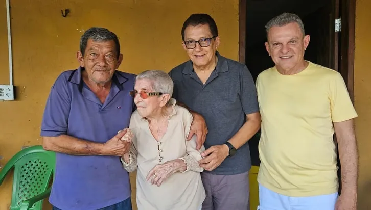 Ex-prefeito José Sarto reaparece nas redes sociais em momento com a mãe e os irmãos