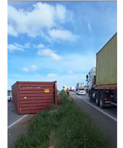 Sub-reboque de caminhão se desprende e tomba no 4º Anel Viário em Maracanaú