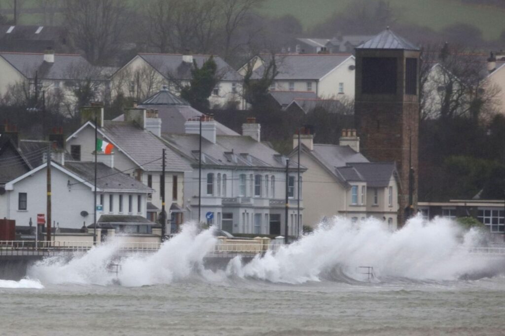 Tempestade Éowyn atinge Reino Unido e Irlanda com força histórica