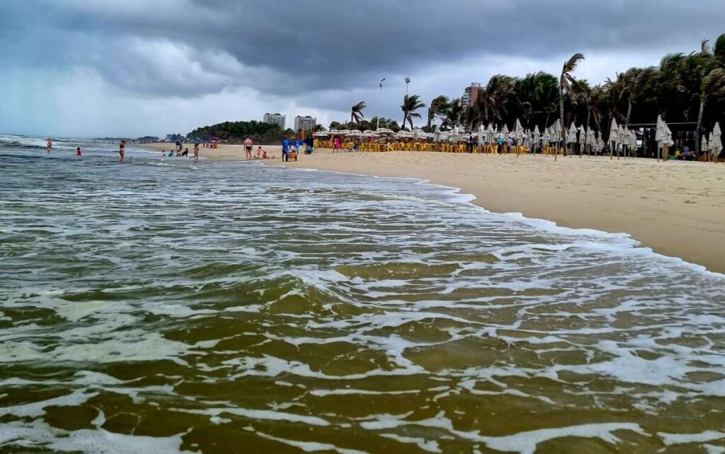 Após chuvas, Fortaleza fica apenas com 4 trechos de praia próprios para banho