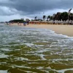 Após chuvas, Fortaleza fica apenas com 4 trechos de praia próprios para banho