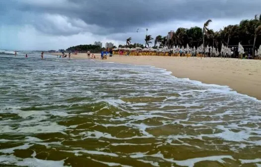 Após chuvas, Fortaleza fica apenas com 4 trechos de praia próprios para banho