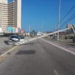 Carro colide em dois postes em avenida de Fortaleza e afeta fornecimento de energia da região