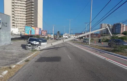 Carro colide em dois postes em avenida de Fortaleza e afeta fornecimento de energia da região