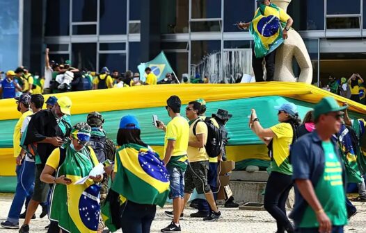 ‘Abraço da democracia’ e devolução de obras históricas marcam evento sobre 8 de janeiro