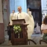 Padre viraliza ao celebrar casamento ao som de “Mamma Mia”