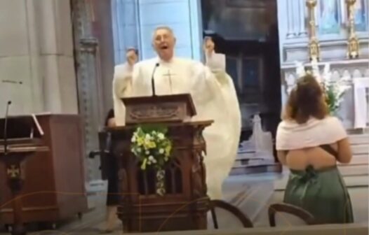 Padre viraliza ao celebrar casamento ao som de “Mamma Mia”