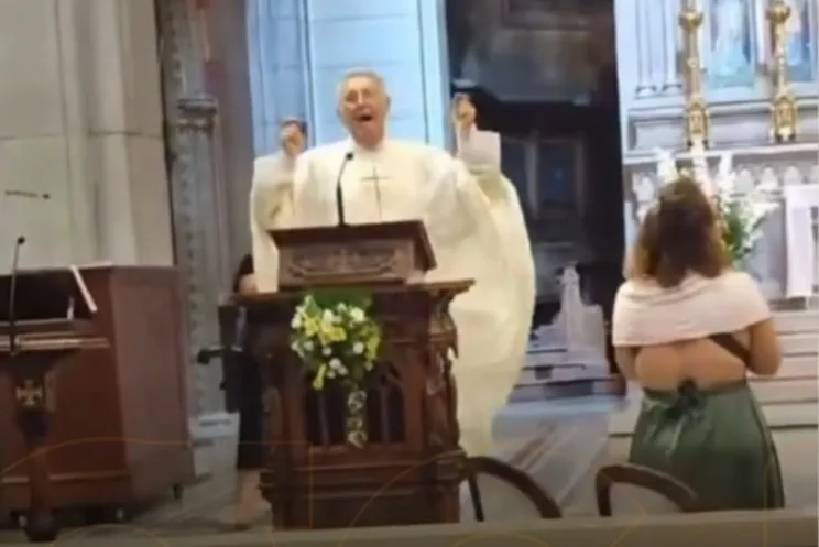 Padre viraliza ao celebrar casamento ao som de “Mamma Mia”