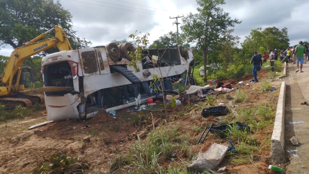 Motorista cearense está entre os sete mortos em acidente de ônibus na BR-135, no Piauí