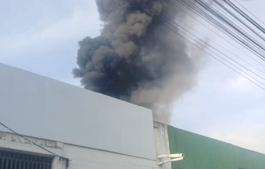 Incêndio é registrado em galpão de frutas em Maracanaú