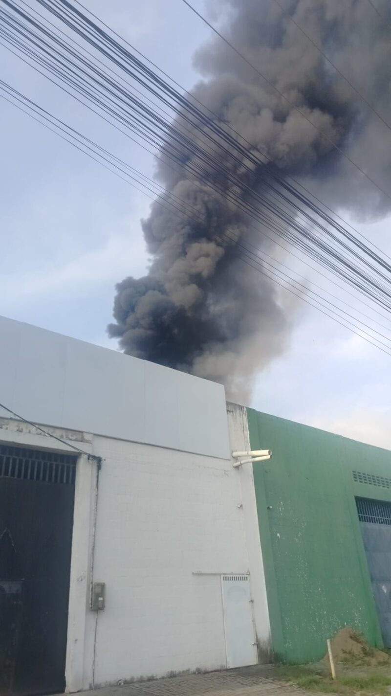 Incêndio é registrado em galpão de frutas em Maracanaú