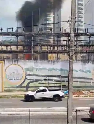 Explosão em subestação da Enel provoca incêndio e afeta energia em bairros de Fortaleza; vídeo