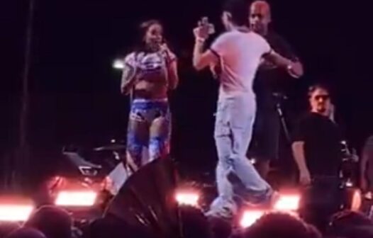 Anitta se irrita e dá bronca em fã que invadiu palco durante o seu show