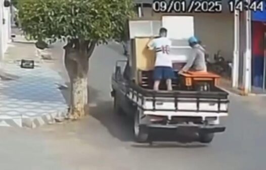 Homem cai de veículo após guarda-roupa bater em árvore no interior do Ceará