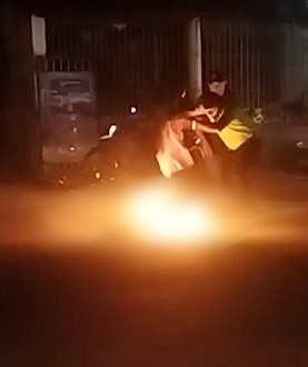 Pedestre com galão de gasolina é atropelado e sofre queimaduras graves em Fortaleza; vídeo