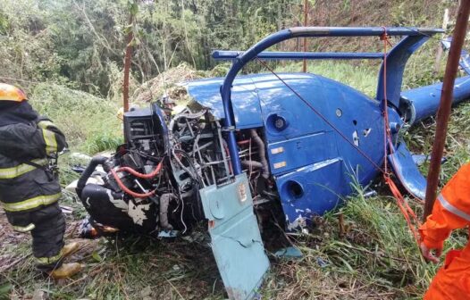 Helicóptero cai na região de Caieiras, em SP; duas pessoas são resgatadas com vida