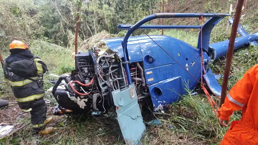 Helicóptero cai na região de Caieiras, em SP; duas pessoas são resgatadas com vida