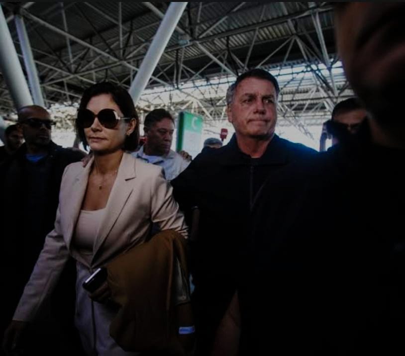 Bolsonaro leva Michelle ao aeroporto e chora por não poder ir à posse de Trump