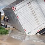 Caminhão fica preso em buraco aberto na pista por vazamento de água em Horizonte; vídeo