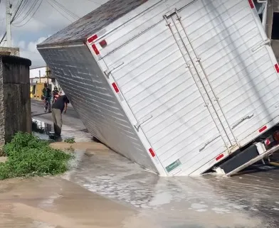 Caminhão fica preso em buraco aberto na pista por vazamento de água em Horizonte; vídeo