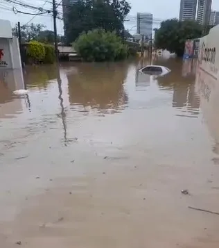 Carro fica submerso e lagoa transborda após fortes chuvas em Juazeiro do Norte