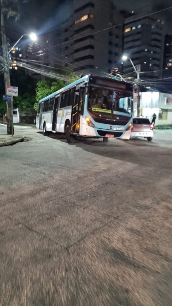 Ônibus cai em buraco após asfalto ceder em rua do bairro Aldeota