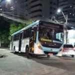 Ônibus cai em buraco após asfalto ceder em rua do bairro Aldeota