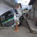 Caminhão de lixo fica preso em cratera no bairro Maraponga, em Fortaleza