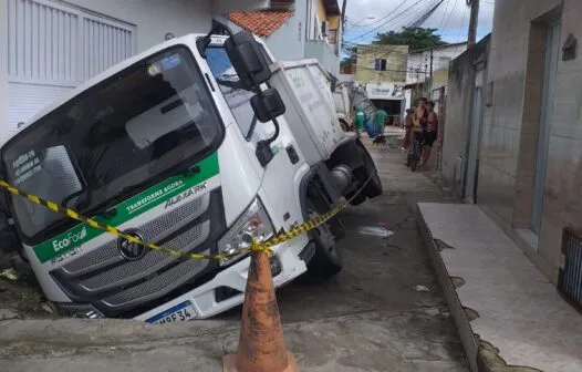 Caminhão de lixo fica preso em cratera no bairro Maraponga, em Fortaleza