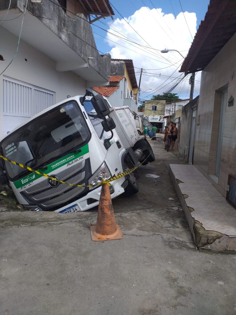 Caminhão de lixo fica preso em cratera no bairro Maraponga, em Fortaleza