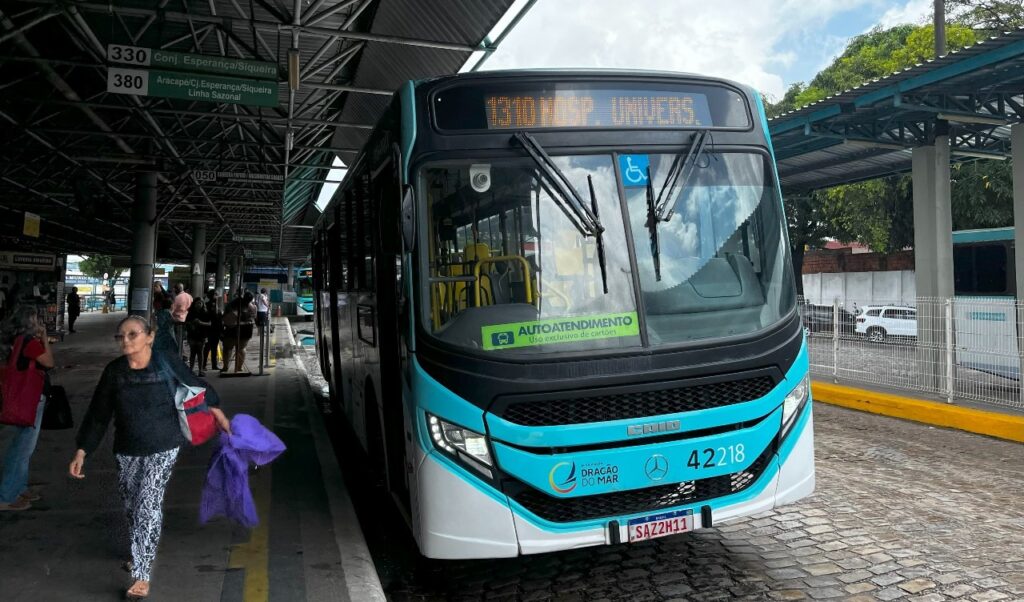 Nova linha de ônibus Siqueira/Hospital Universitário do Ceará começa a operar em Fortaleza na segunda-feira (27)