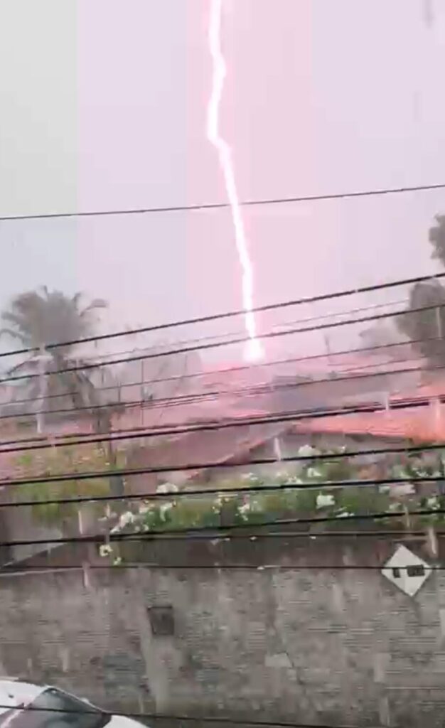 Fortaleza amanhece com chuva forte, raios e trovões