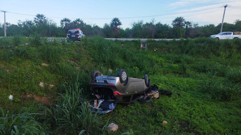 Carro capota após derrapar em trecho com brita espalhada no asfalto da CE-060