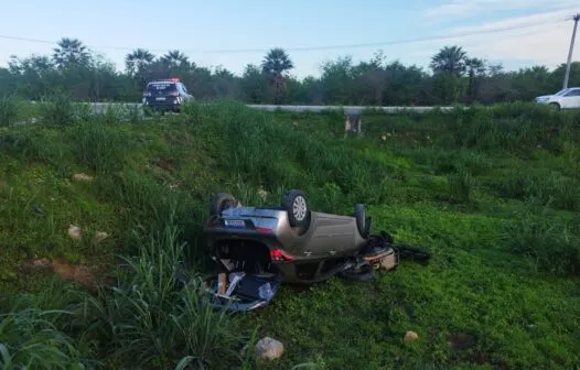 Carro capota após derrapar em trecho com brita espalhada no asfalto da CE-060