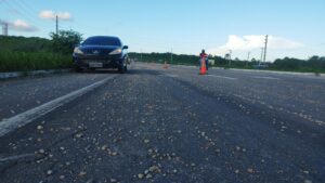 Carro capota após derrapar em trecho com brita espalhada no asfalto da CE-060