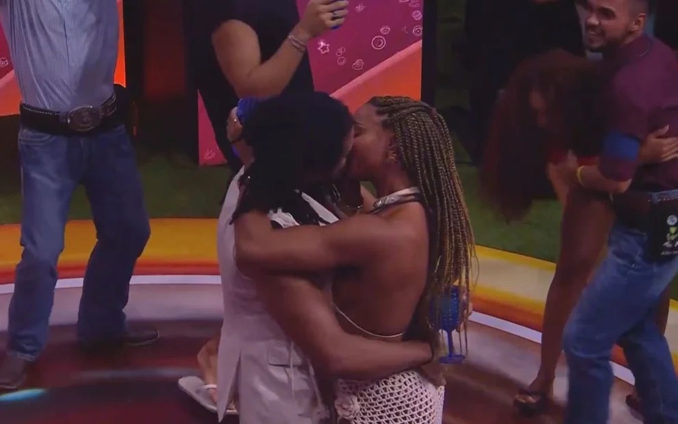 Madrugada no ‘BBB 25’ tem beijão de Aline e Diogo