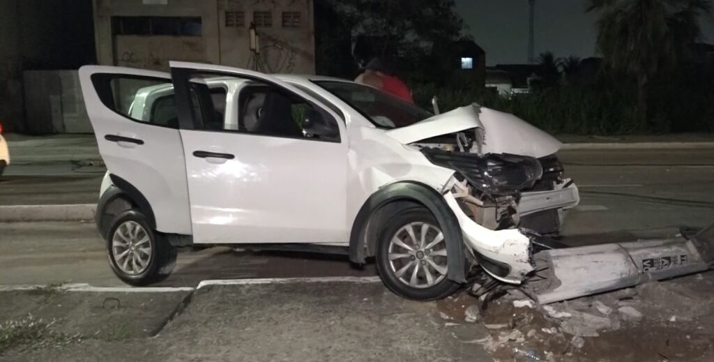 Acidente entre carro e moto causa queda de dois postes em avenida de Maracanaú/CE