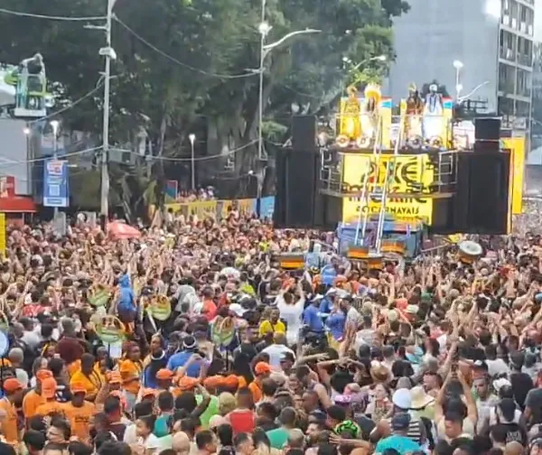 Claudia Leitte é vaiada por multidão na abertura do Carnaval de Salvador; veja o vídeo