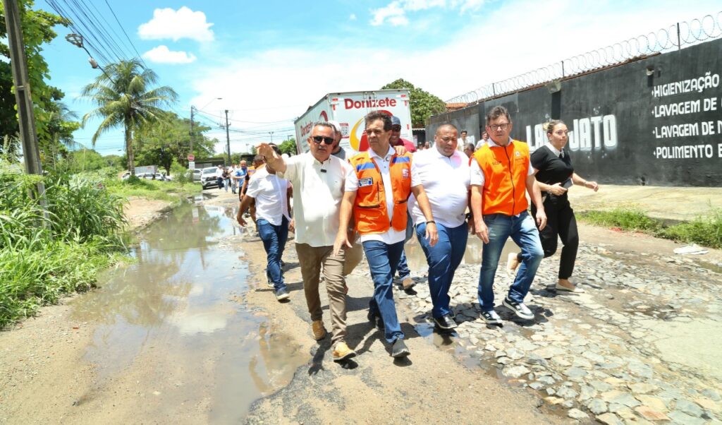 Prefeito Evandro Leitão visita quatro bairros de Fortaleza